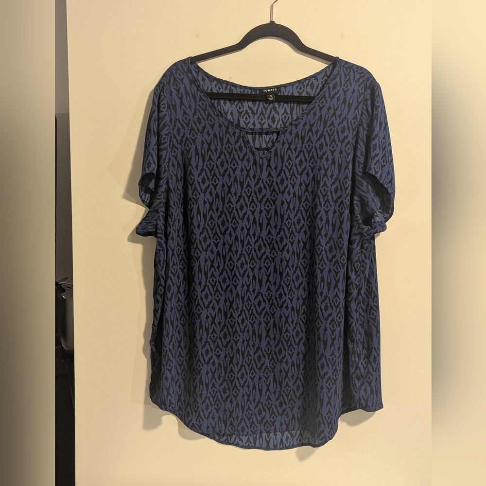 Torrid Blue And Black Patterned Women's Top. Cap Sleeves. Size 3 Torrid. EUC.